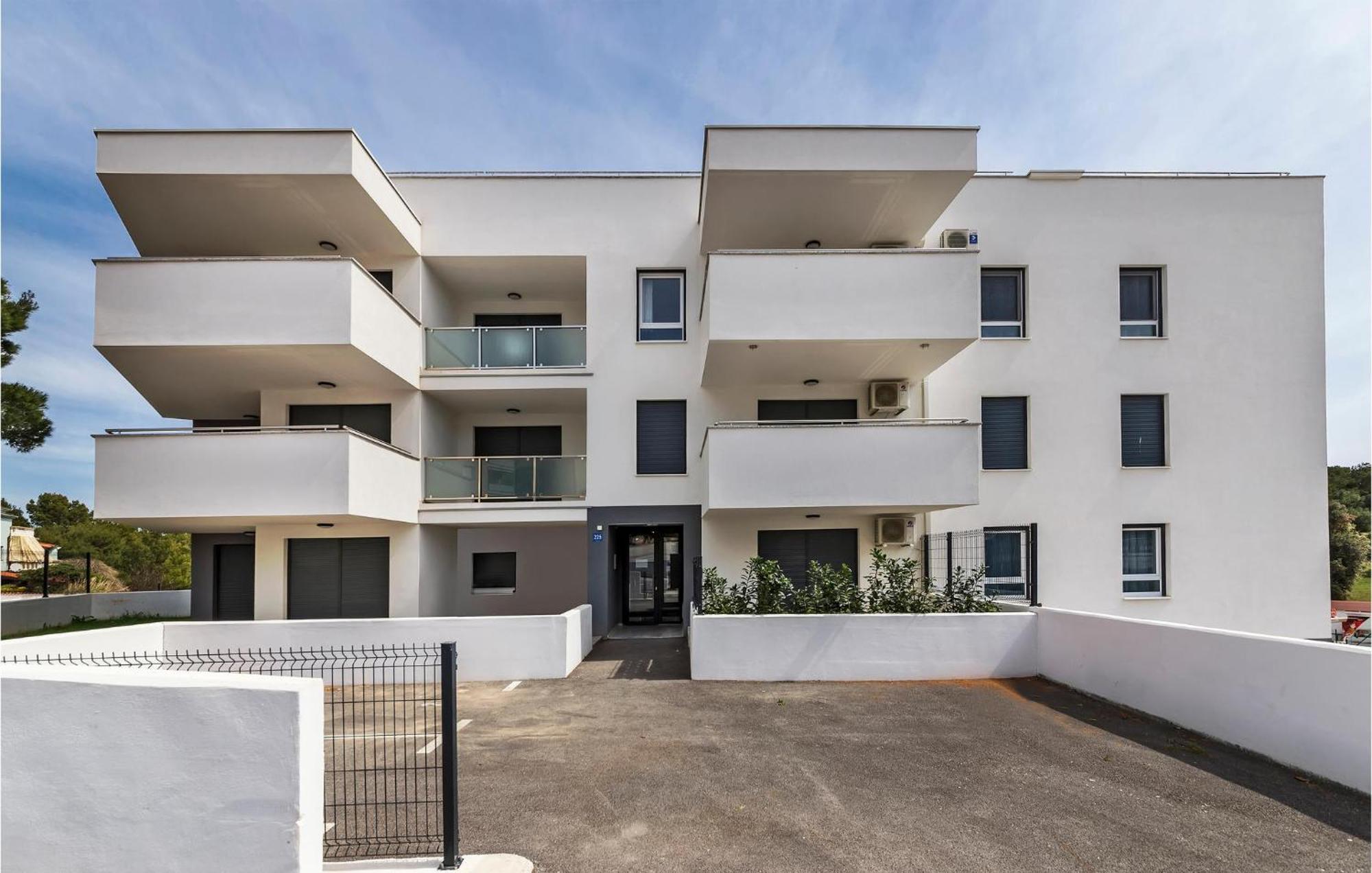 Amazing Apartment In Premantura With Kitchen Exterior foto